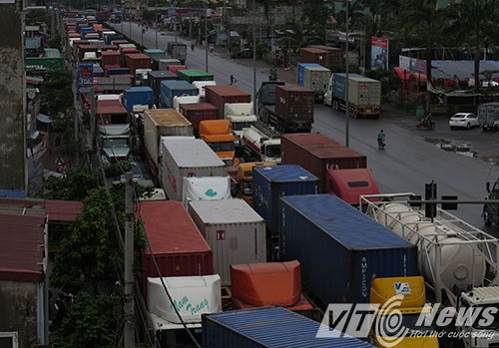 Hàng ngàn xe container ùn tắc ở Hải Phòng