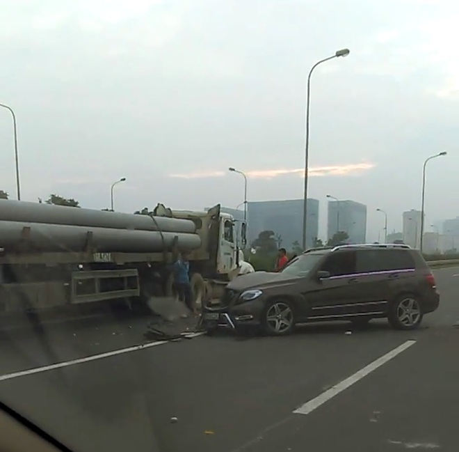Va chạm xe đầu kéo gãy và Mercedes GLK tại Hà Nội