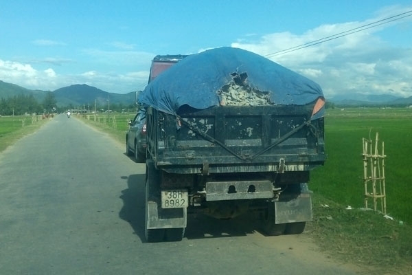 xe quá tải hoạt động trên đường quê