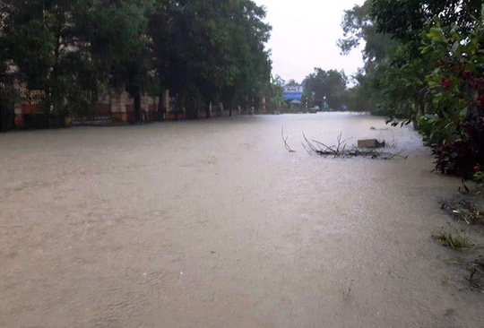 Nước lũ làm nhiều thôn làng chìm trong biển nước tại Quảng Bình
