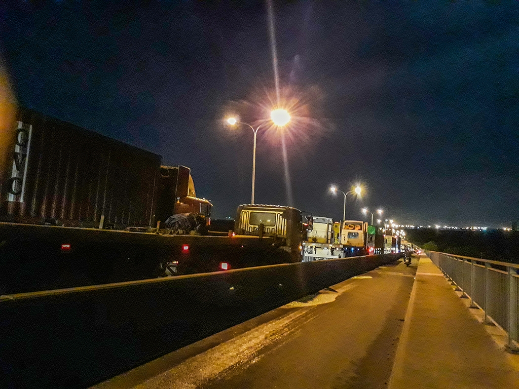 Nhiều phương tiện giậm chân tại chỗ trên đường dẫn vào cảng Cát Lái