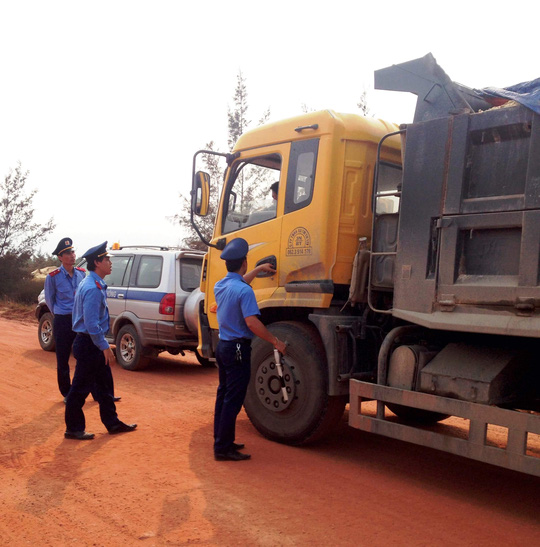Quảng Bình: tài xế chở quá tải cố thủ trong cabin lái xe bỏ chạy