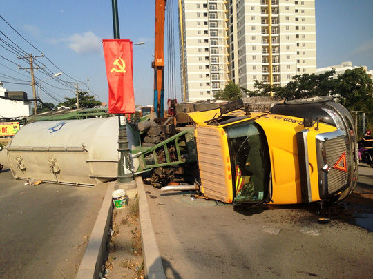 Tài xế ngủ gật khiến xe đầu kéo làm xiếc trên đường