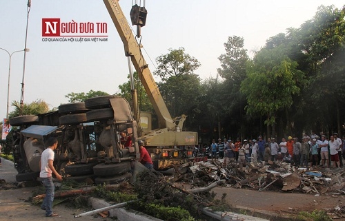 Xe đầu kéo cày nát dải phân cách gây ùn tắc giao thông