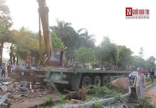 Xe đầu kéo cày nát dải phân cách gây ùn tắc giao thông