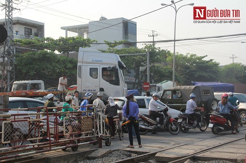 Xe đầu kéo chết máy quốc lộ 1A trì trệ