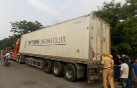 Tài xế xe đầu kéo “cố thủ” trong xe gây ách tắc giao thông