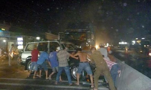xe đầu kéo tránh người say rượu nên đâm và kéo lê ô tô xe 7 chỗ hơn 10m