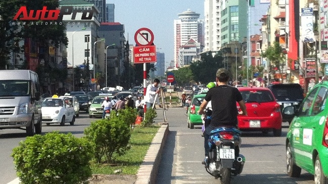 Băn khoăn biển báo cấm rẽ trái, không cấm quay đầu