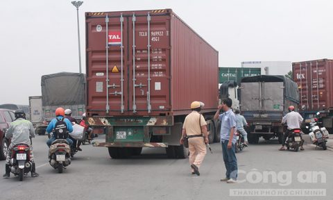 Container hôn nhau giao thông trì trệ